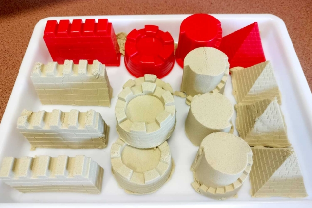 Moldes castillos de arena - Sable à modeler - Modelage et moulage - 10doigts.fr