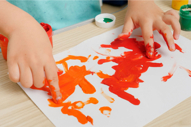 pintura a dedos colores - Peinture gouache aux doigts : l'éveil créatif dès le premier âge - 10doigts.fr