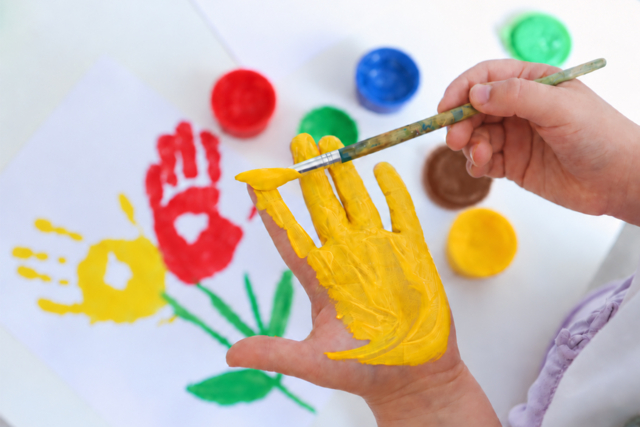 finger painting for babies - Peinture gouache aux doigts : l'éveil créatif dès le premier âge - 10doigts.fr