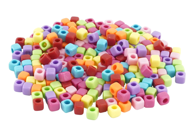 abalorios cubos de colores - Perles à gros trous : l’initiation facile à la création de bijoux - 10doigts.fr