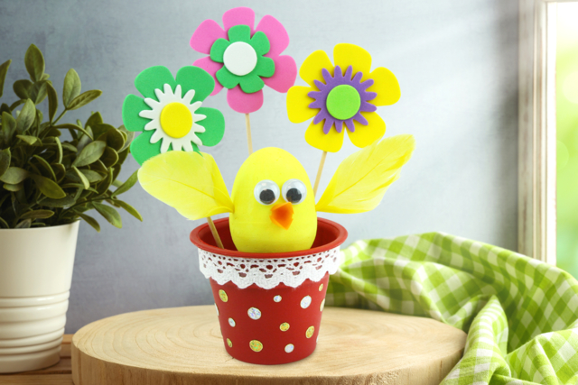 Pollito pequeño en una maceta - Plumes décoratives - 10doigts.fr