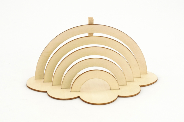 Wooden Rainbow Photo Holder - 5 - Decorative Photo Frames - 10doigts.com - Cadres et clips photos : des supports uniques pour afficher vos souvenirs - 10doigts.fr