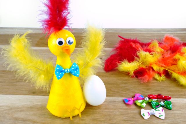 Gallina de poliestireno con su huevo - Plumes décoratives - 10doigts.fr