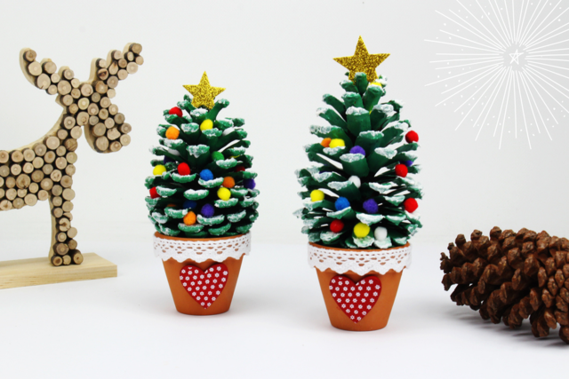 Sapin de Noël avec une pomme de pin - Pompons pour bricolage créatif - 10doigts.fr