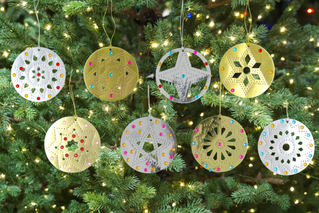 Christmas Punch Balls Kit - 30 Pieces - 1 - DIY Christmas Ornaments - 10doigts.com - Boules de Noël DIY - 10doigts.fr