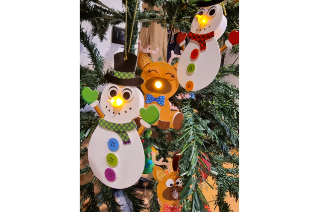 Rennes and Light-Up Characters - 16 Pieces - 2 - Christmas Garland and Ornaments - 10doigts.com - Guirlandes et suspensions Noël - 10doigts.fr