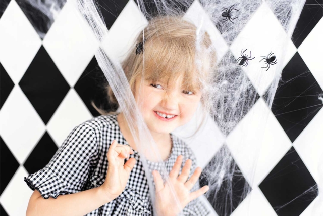 Stretchable White Spider Web - 2 - Halloween Creative Accessories - 10doigts.com - Accessoires créatifs Halloween - 10doigts.fr