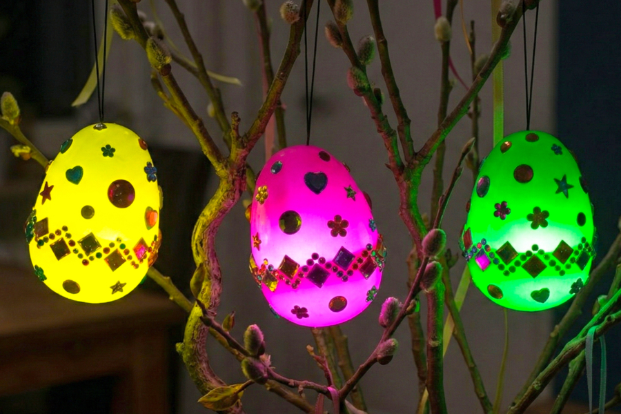 Huevos de Pascua luminosos para colgar